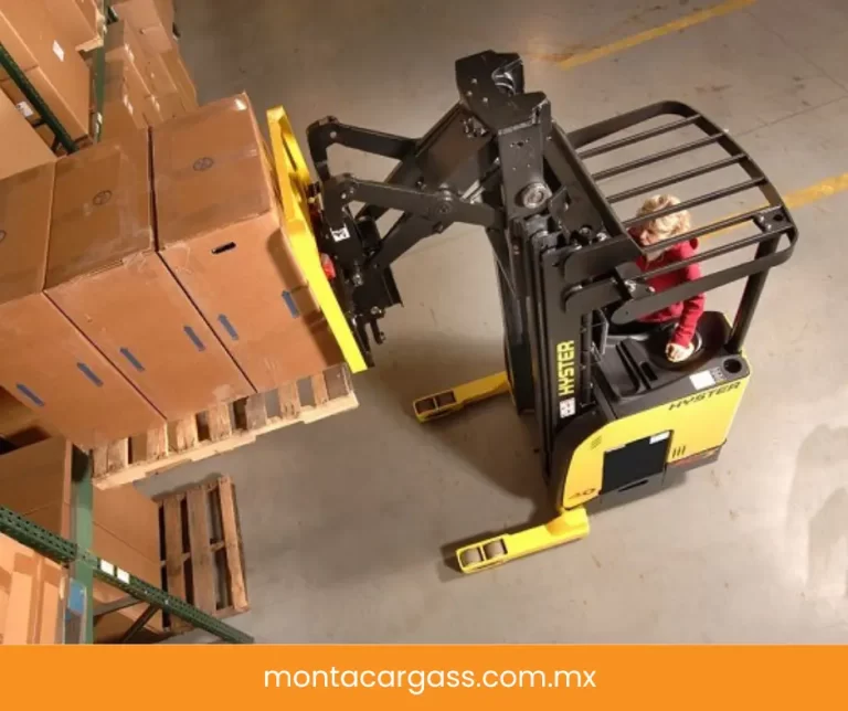 montacargas hombres parado